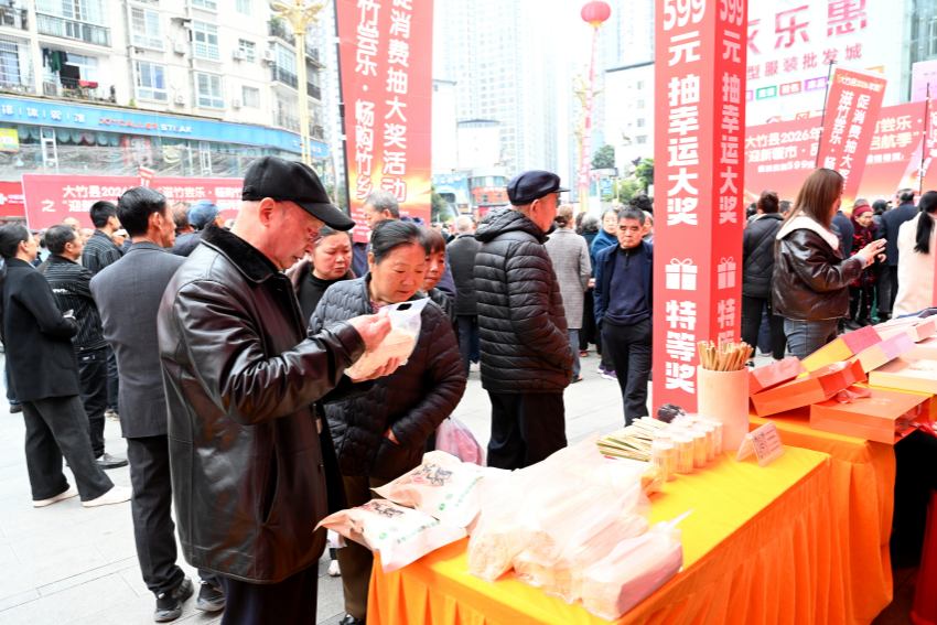 市民现场消费。曹芮铭摄