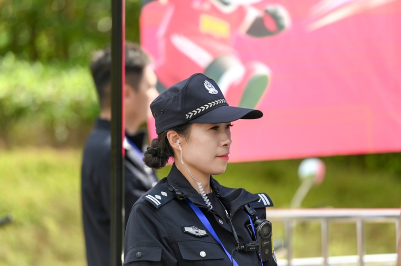 李怡霞在安保任務現場執勤。資陽市公安局供圖