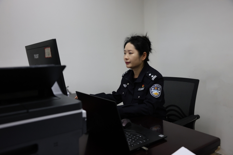 查閱檔案的邱警慧。資陽市公安局供圖。資陽市公安局供圖