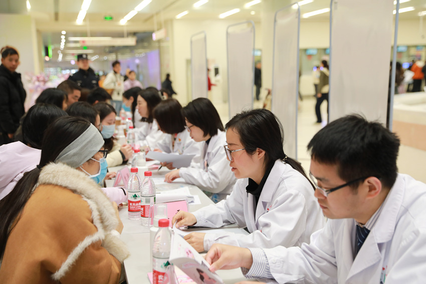 四川大学华西第二医院举办“三八国际妇女节”大型义诊活动。川大华西第二医院供图