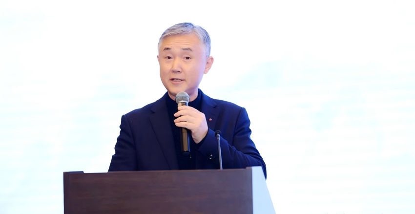 成都市阅读推广大使周东带来《一个人和一座城——杜甫和成都》主题演讲。成都女企协供图