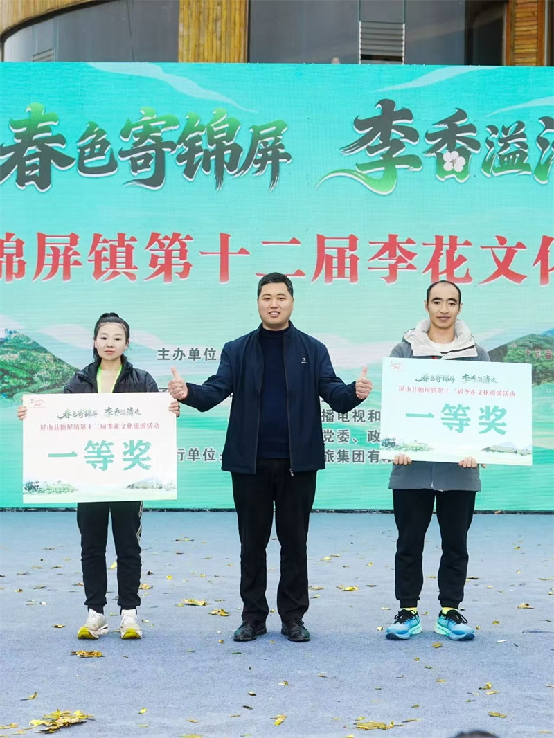 为获奖者颁奖。林海燕供图