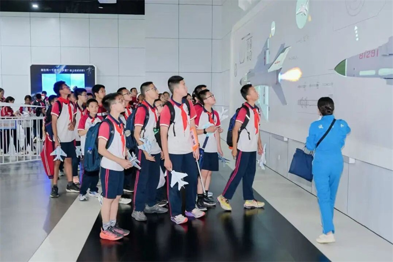 同学们在四川航空科技馆研学。成都市文广旅局供图