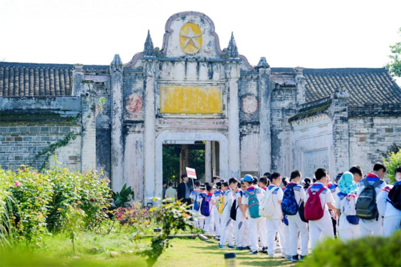 学生到大邑行知新学堂研学。成都市文广旅局供图