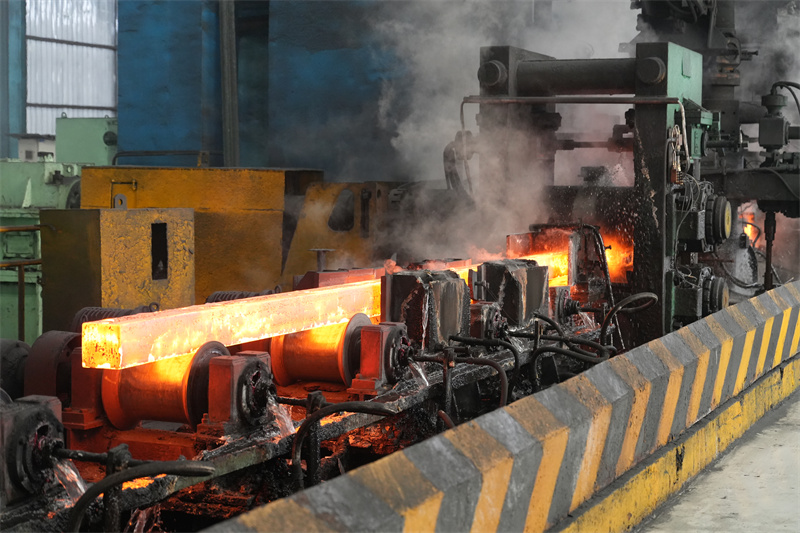 四川德勝集團釩鈦有限公司煉鋼廠生產線正在出鋼。王雷雨攝