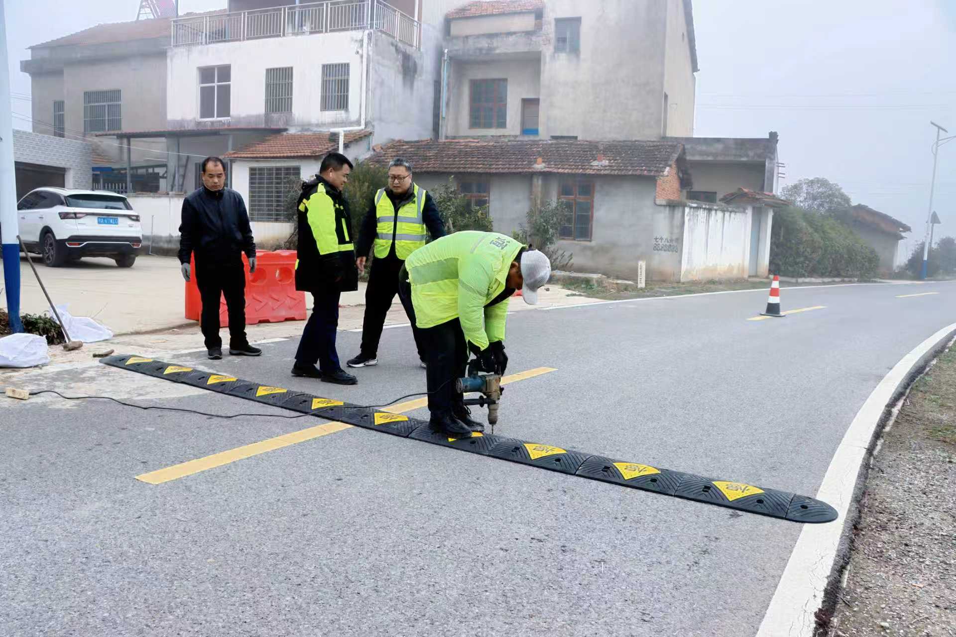 養護工對農村公路進行日常巡查、養護。受訪方供圖