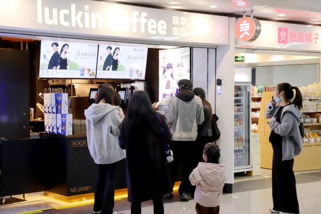 乘客在地鐵站內購買咖啡。成都軌道集團供圖