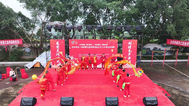 布衣龙表演。章涵供图