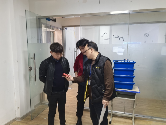 现勘工作人员一次性综合告知不同许可的现勘要求。成都市金牛区政务服务管理和行政审批局供图