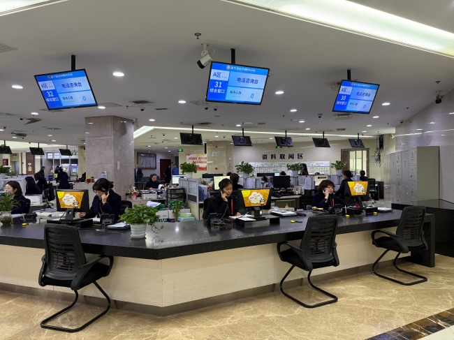 云总机工作人员在回拨群众来电。成都市金牛区政务服务管理和行政审批局供图