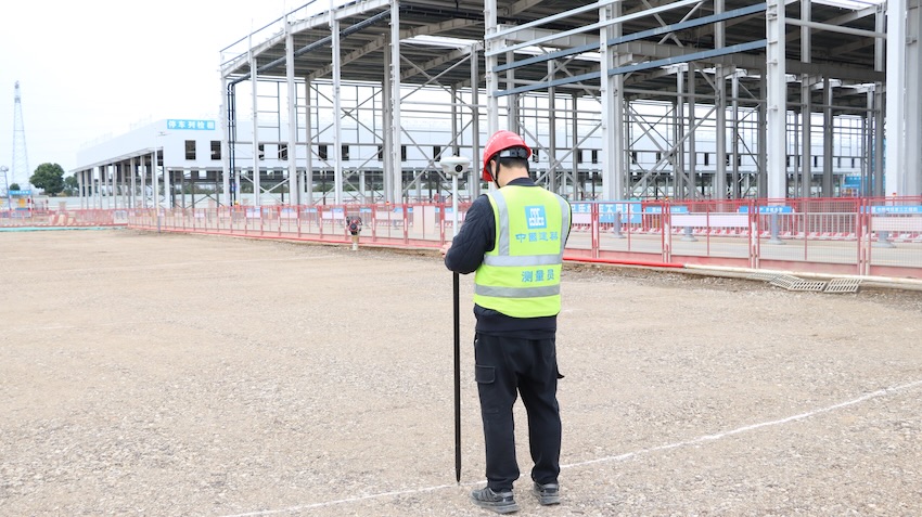 测量员正在使用北斗高精度定位终端。成都轨道交通集团供图