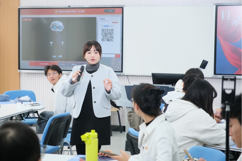 成都理工大学思政课堂上,学生们正在“史小纲”的辅助下展开探究式学习。成都理工大学供图