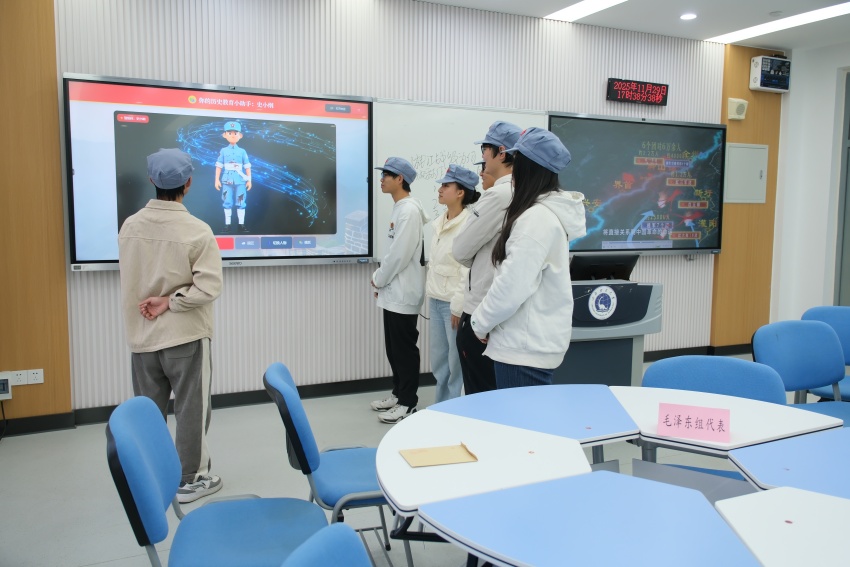 成都理工大学思政课堂上，学生们正在“史小纲”的辅助下展开探究式学习。成都理工大学供图