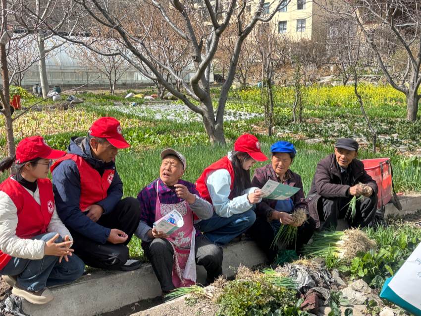 3月5日,國網小金縣供電公司組織志願者深入田間地頭,幫助農戶耕地、修剪樹枝、分揀蔥苗等,以實際行動踐行雷鋒精神。何建潤攝