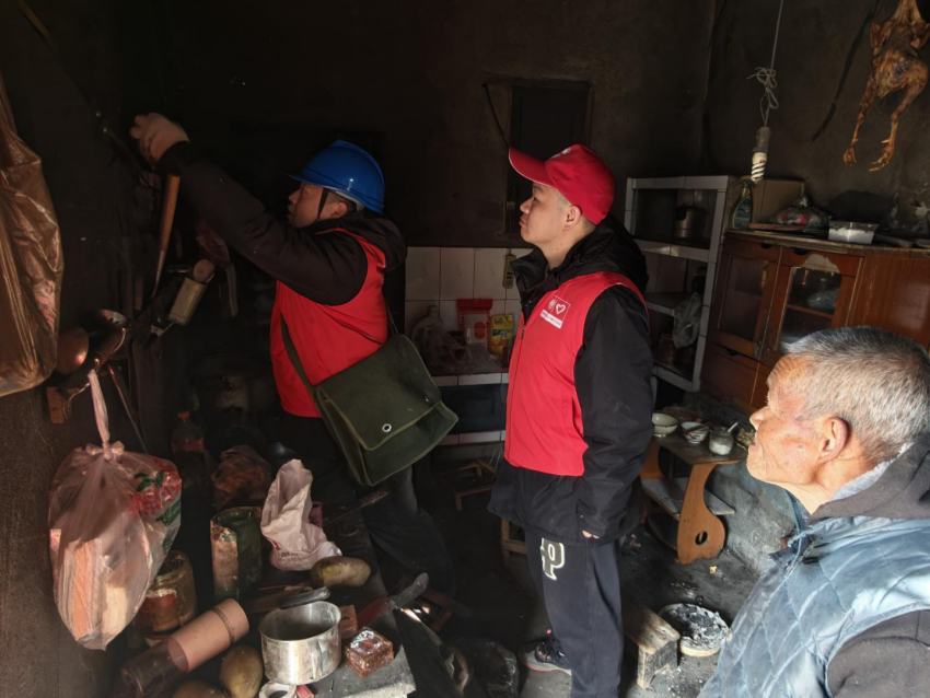 3月9日,國網汶川縣供電公司青年志願者和桑坪社區網格管理員走進轄區獨居老人家中,幫助老人排查處理用電隱患。卿睿攝