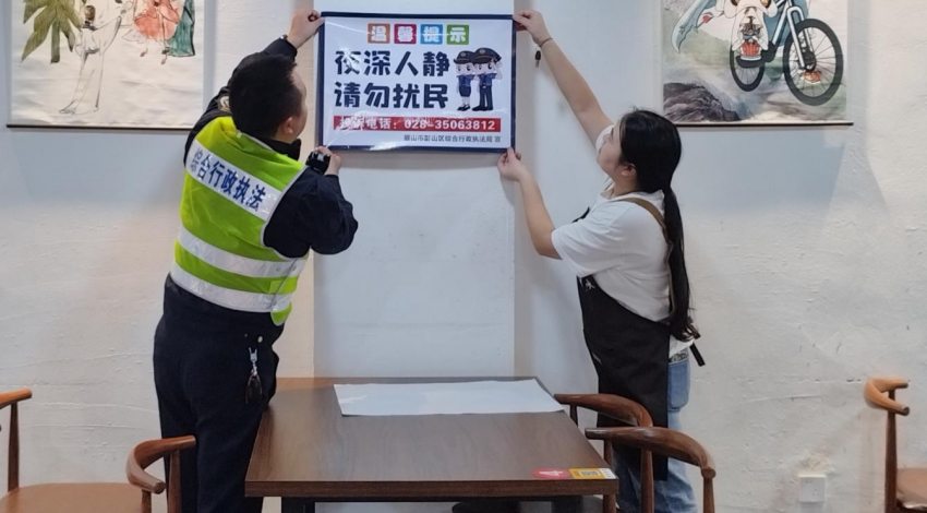城市管理队员与商家一同呼吁食客深夜文明用餐。梅杰摄