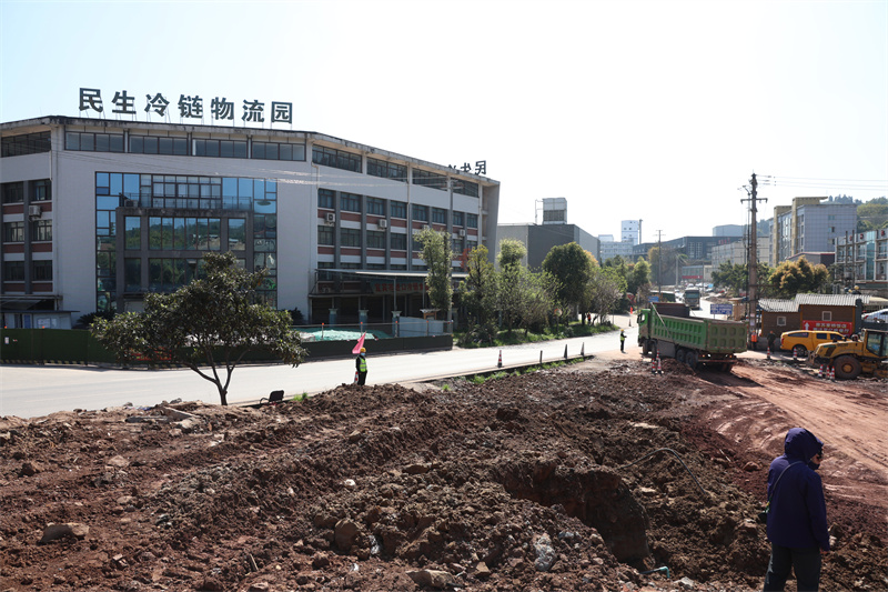 作业车辆穿梭轰鸣。翠屏区融媒体中心供图