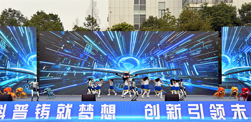 机器人和孩子们同台共舞。朝天区融媒体中心供图