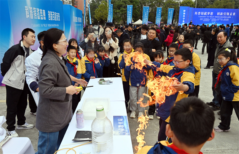 学生沉浸式体验“掌上火焰”。朝天区融媒体中心供图