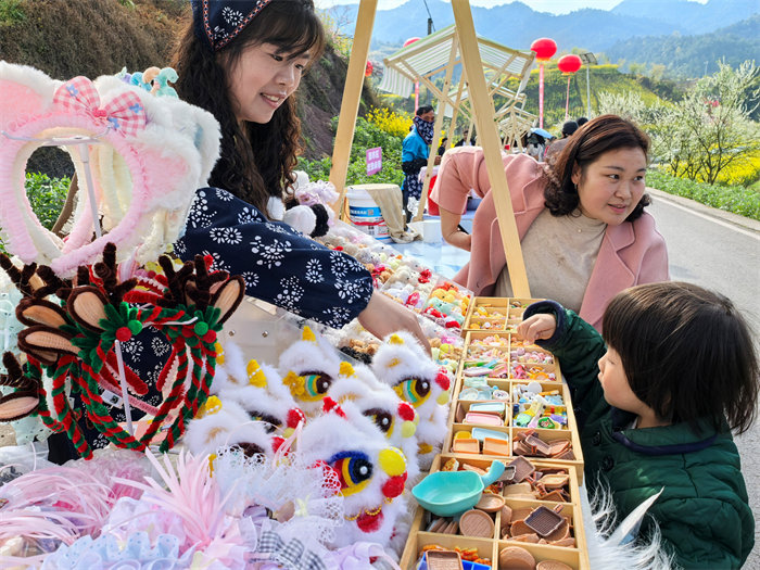 小游客摊位前挑选商品。曾涛供图