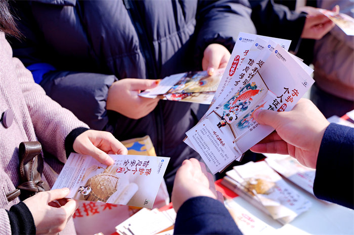 在消保活动中发放个人信息保护等内容的折页。建行四川省分行供图