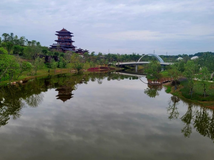 绛溪河横穿世园会主会场。郭怡摄