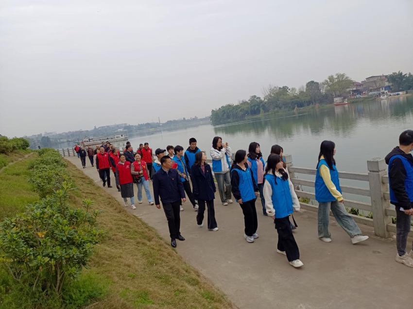 官方河长、民间河长与志愿者一起巡河。东部新区河长办供图