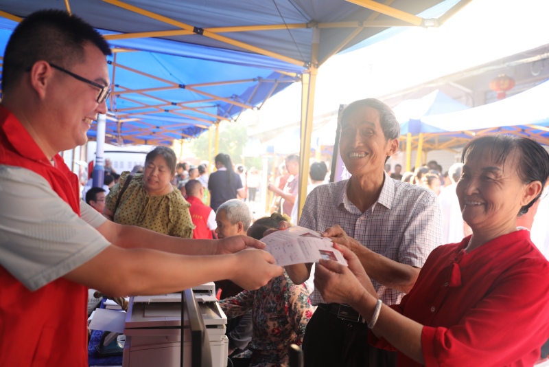 民政局现场给群众补办结婚证。达川区委组织部供图