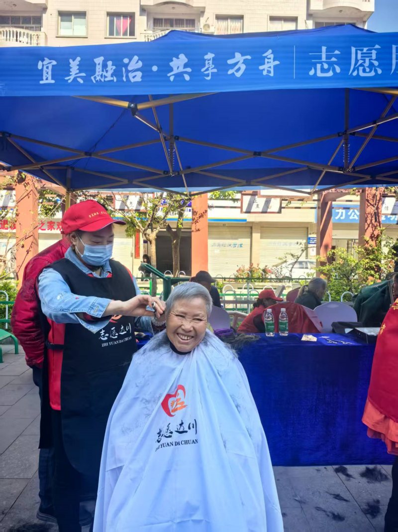 志愿者为独居老人理发。达川区委组织部供图