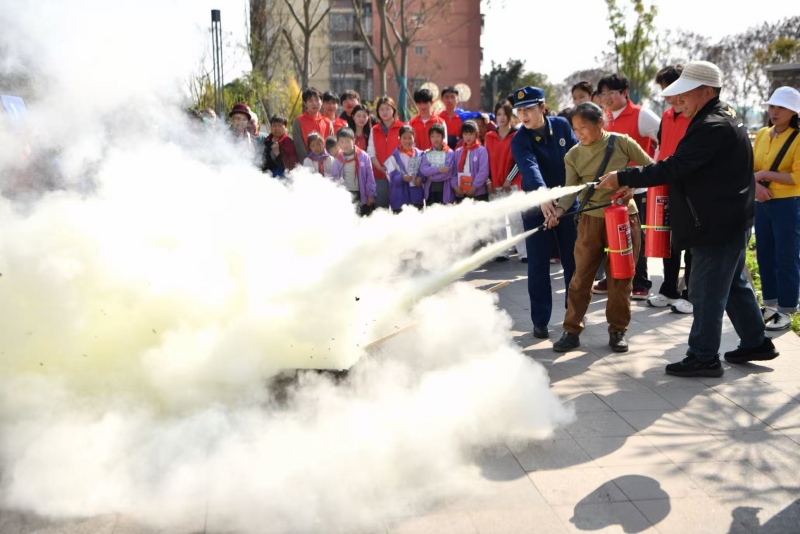 “消防进社区 安全送上门”学雷锋主题宣传活动现场。德阳市消防救援支队
