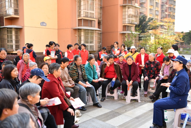 “消防进社区 安全送上门”学雷锋主题宣传活动现场。德阳市消防救援支队
