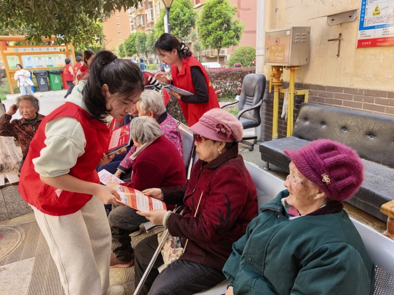 “消防进社区 安全送上门”学雷锋主题宣传活动现场。德阳市消防救援支队