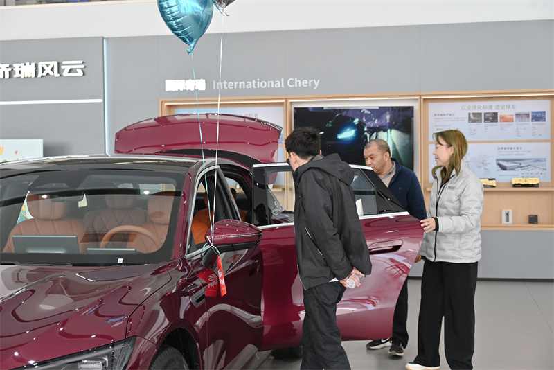 消费者在4S店选购新车。郑栋梁供图