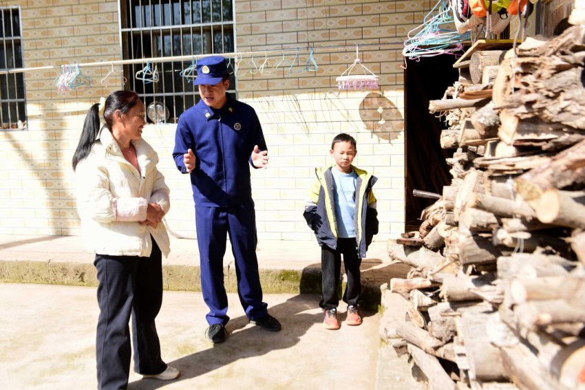 消防員向孩子們展示消防器材、救援裝備。黎佳欣攝