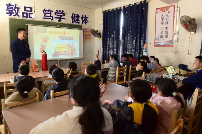 消防員與孩子們開展互動問答。黎佳欣攝