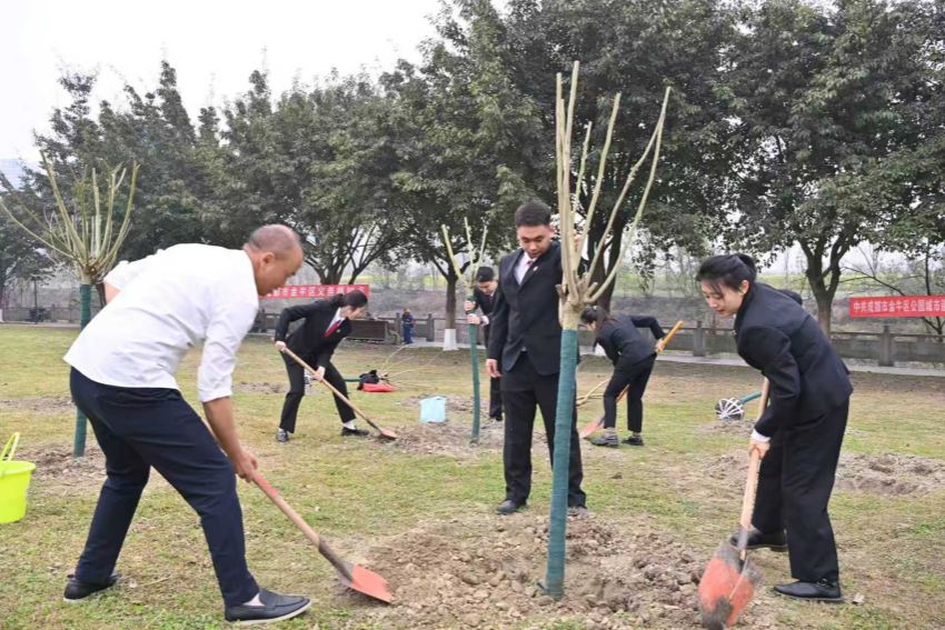 2026年植樹節暨“林長+庭長”協同護綠行動。王睿婷攝