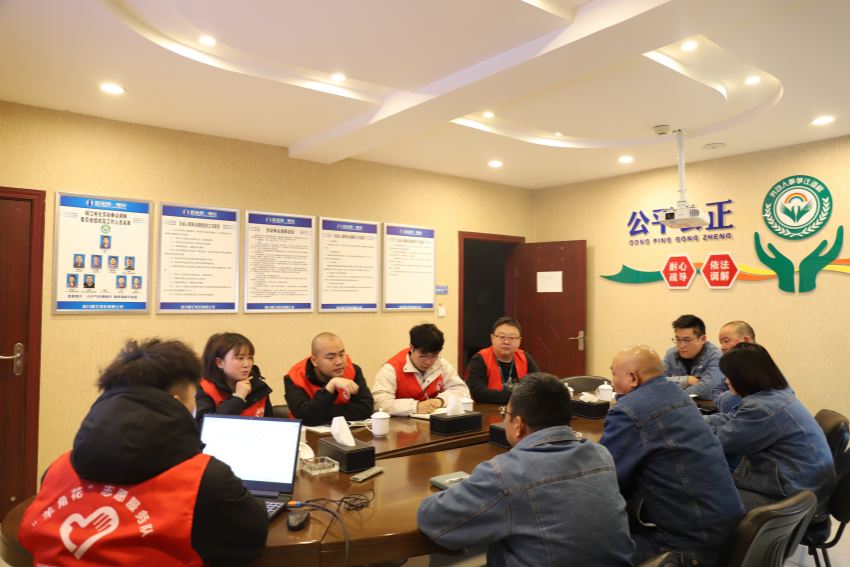 国网阿坝供电公司工作人员深入茂县工业园，在岷江电化有限公司生产车间了解企业复工复产计划和用电需求，助力企业实现“开门红”。国网阿坝供电公司供图