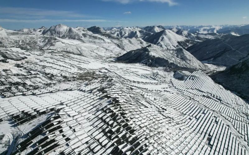 木里县“牧光互补”复合光伏项目。工行成都分行供图