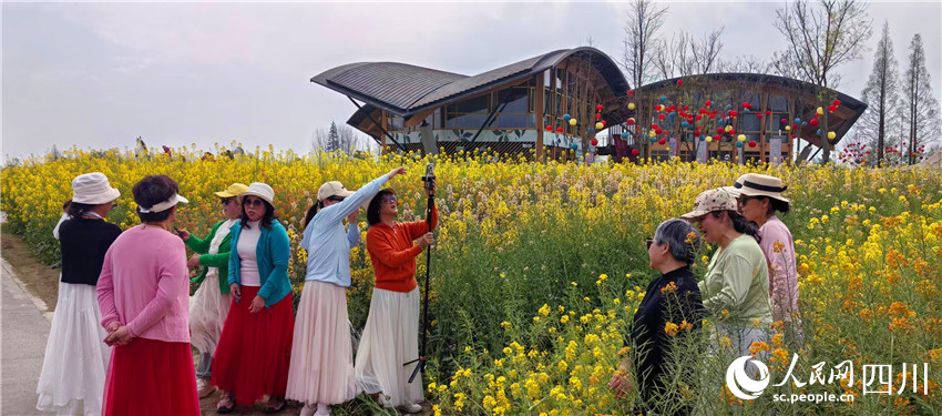 沉醉花間，快樂無限。人民網記者 劉海天攝