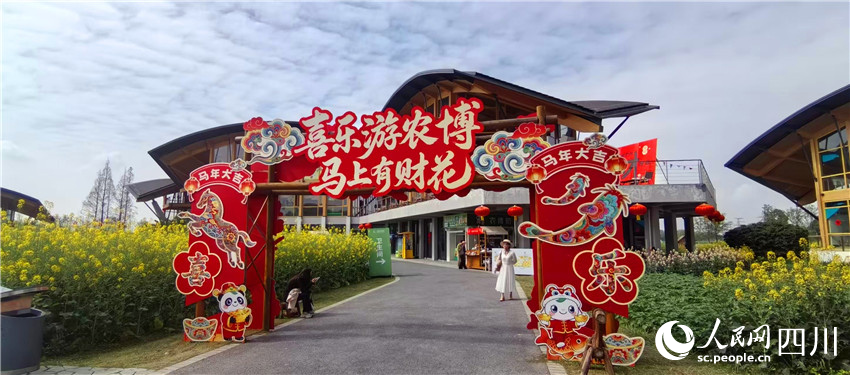 美景生歡樂，游客賞花來。人民網記者 劉海天攝