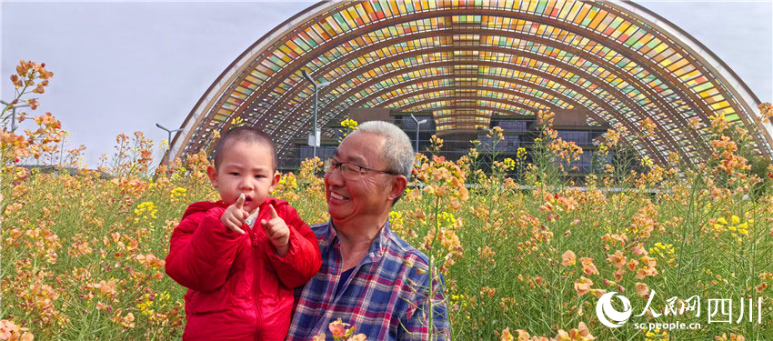 老少開心觀美景，彩色春天醉東風。人民網記者 劉海天攝