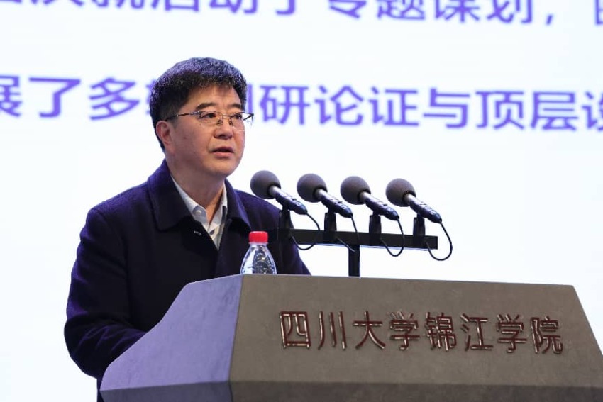 李旭鋒校長作報告。彭勇攝