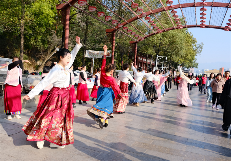 穿汉服踏歌迎春。郭桂花供图