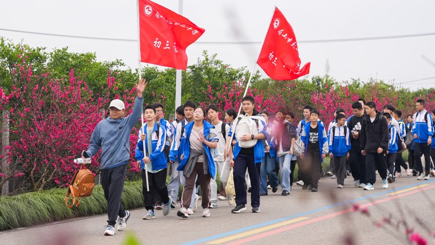 四川省眉山市彭山区第二中学九年级全体师生开展全程约30公里的远足实践活动。邓凌瀚摄
