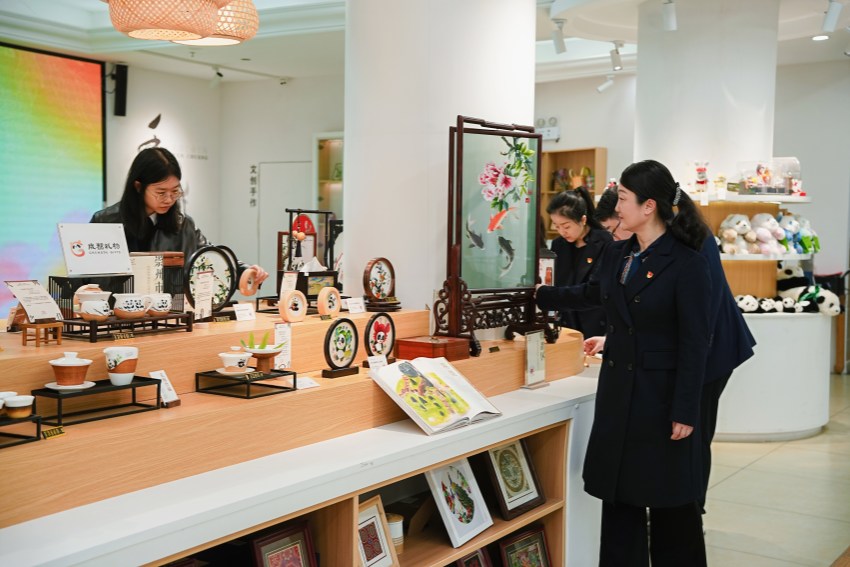 愛心助殘購買文創產品。成都銀行供圖