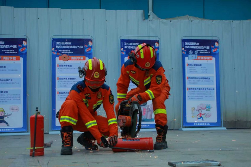 消防員正在銷毀不合格消防產品。賀蓮攝