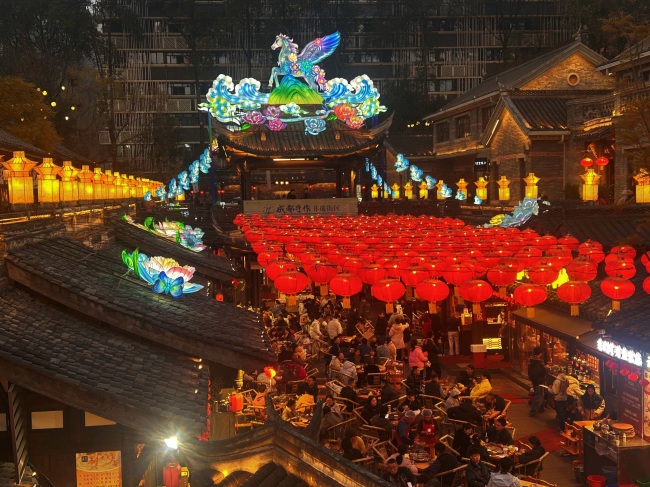 春运期间的7号线狮子山站外东门市井。成都轨道集团供图