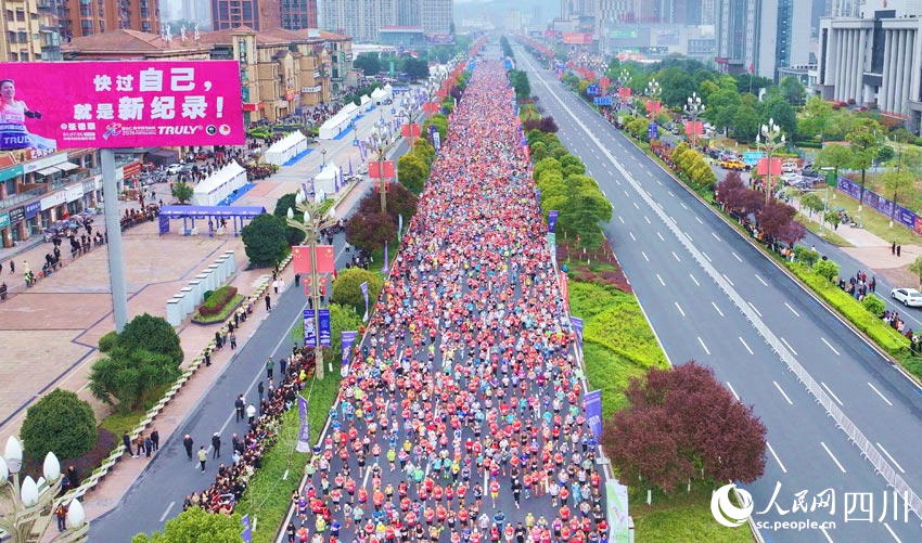 航拍比賽畫面。潘帥攝