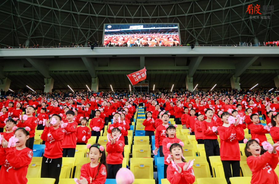 蓉城红·美丽成都:文明与激情点燃绿茵场谱写幸福美好生活活力画卷(图1)
