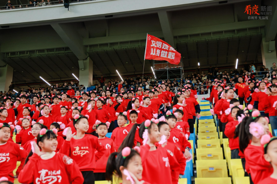 蓉城红·美丽成都:文明与激情点燃绿茵场谱写幸福美好生活活力画卷(图2)